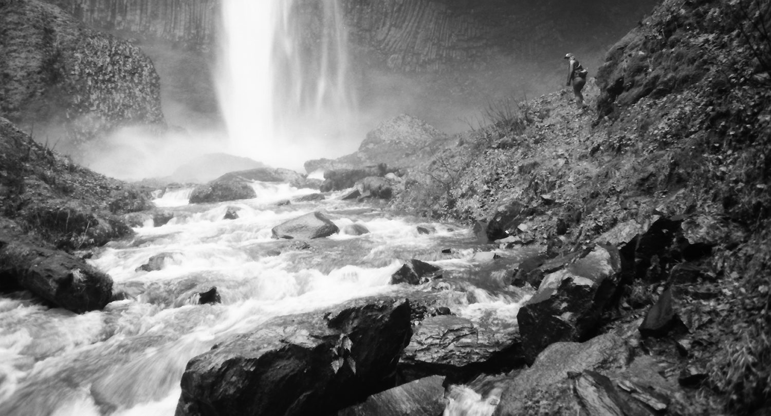 Walking around the waterfalls of Oregon